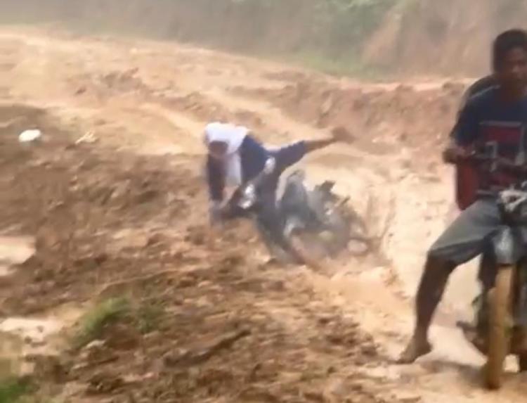 Parah! Jalan Kubangan Lumpur di Rohil: Anak Sekolah Naik Sepeda Motor Terjatuh, Buah Sawit Terpaksa Dibongkar di Jalan