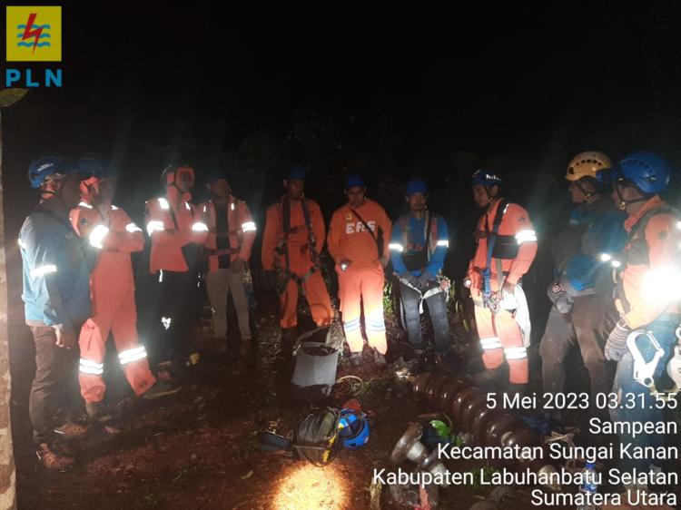 Berjibaku Siang Malam, Petugas PLN Lakukan Perbaikan Isolator Tower Transmisi 150KV Jalur Rantau Parapat-Gunung Tua