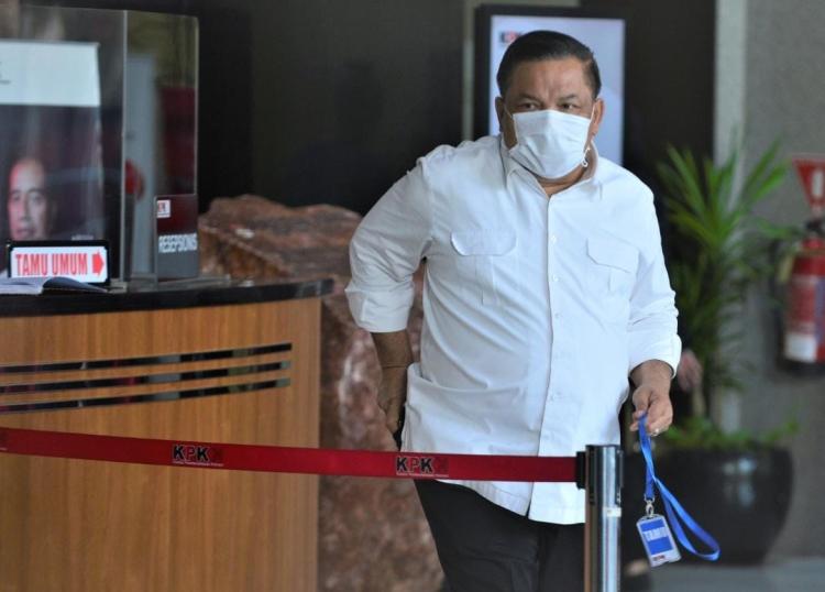 Sekdaprov Riau SF Hariyanto Keluar dari Gedung KPK, Jawab Pertanyaan Wartawan dengan Senyuman