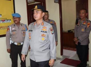 Kapolresta Pekanbaru Kombes Jefri Kembalikan Mobil Kreditan yang Digasak Maling, Pak Ikmel Kegirangan