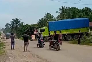 Emak-emak Ikut Protes dan Blokade Truk Pengangkut Batu Bara di Peranap Inhu: Jalan Rusak, Udara Tercemar!