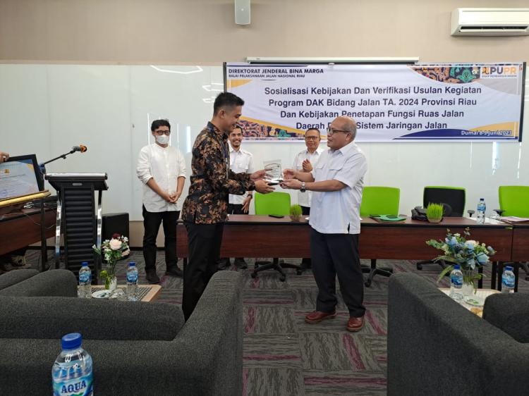 Terima DAK Jalan Rp 31 Miliar, Dinas PUPR Kepulauan Meranti Raih Penghargaan Kinerja dan Fisik Terbaik dari BPJN Riau