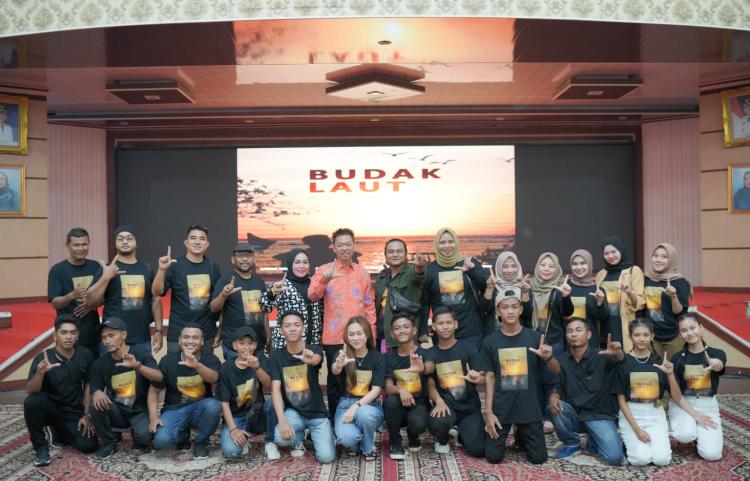 Bupati Afrizal Sintong Nonton Bareng Perdana Film Budak Laut, Karya Asli Anak Rokan Hilir 