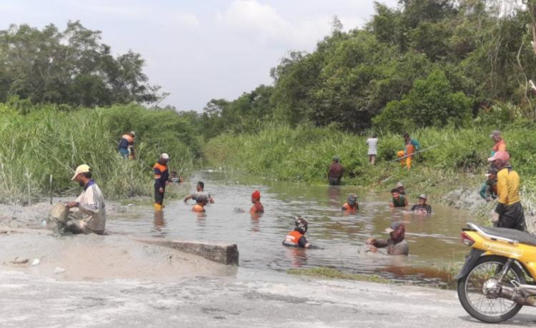 60 Personel Satgas DLH Rokan Hilir Masuk Parit Bersihkan Saluran Air yang Tersumbat, Suwandi: Mencegah Banjir dan Genangan!