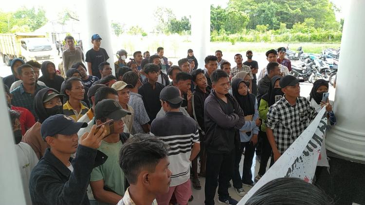 Massa Tuntut DPRD Rohil Gunakan Hak Interpelasi dan Angket Terkait Heboh Penggerebekan Wabup Sulaiman di Kamar Hotel