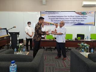 Terima DAK Jalan Rp 31 Miliar, Dinas PUPR Kepulauan Meranti Raih Penghargaan Kinerja dan Fisik Terbaik dari BPJN Riau