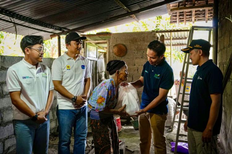 Tak Hanya Gerak Cepat Pulihkan Sistem Kelistrikan, PLN Juga Bantu Warga Terdampak Gempa di Bantul