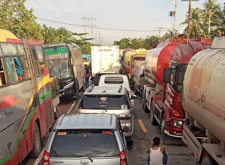 Jalan Lintas Sumatera di Rokan Hilir Macet Belasan Kilometer, Dipicu Truk Rusak di Jalan Rusak