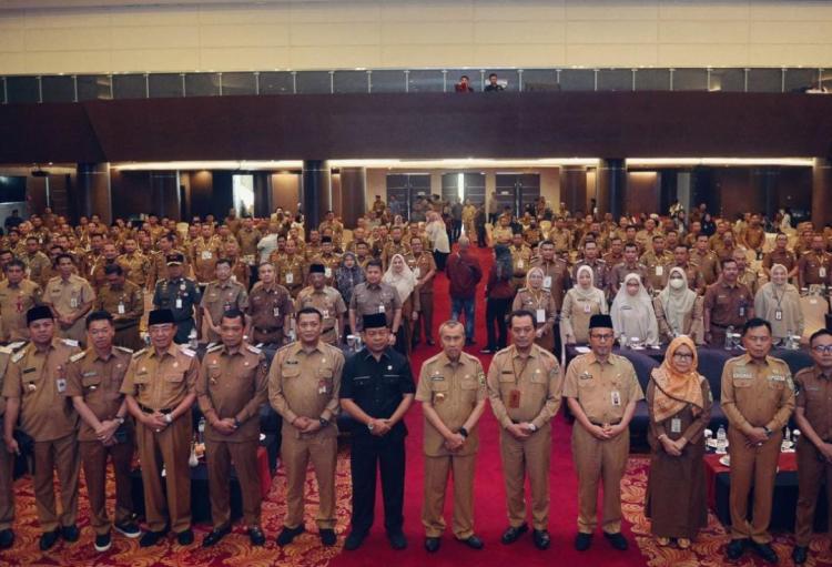 Kumpulkan Bupati, Walikota dan Camat se Riau, Gubernur Syamsuar Bicara Daftar Persoalan Daerah