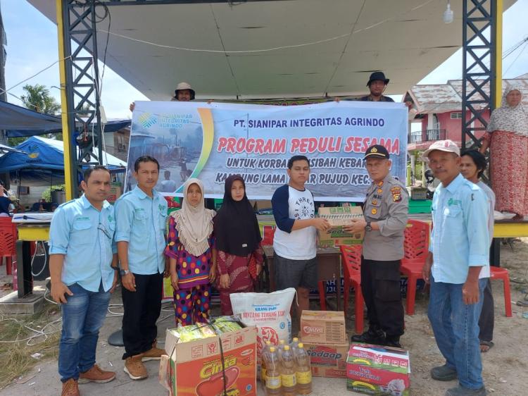 PT Sianipar Integritas Agrindo dan Penyuplai Buah Kelapa Sawit Bantu Korban Kebakaran di Pujud