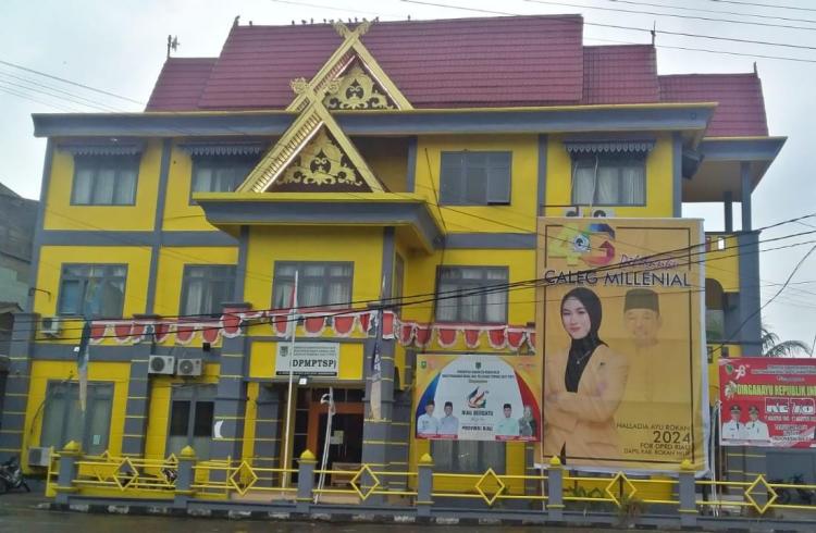 Baliho Caleg Anak Bupati Rohil yang Mejeng di Kantor Dinas PMPTSP Dicopot, Padahal Kabag Umum Klaim Bukan Aset Pemda