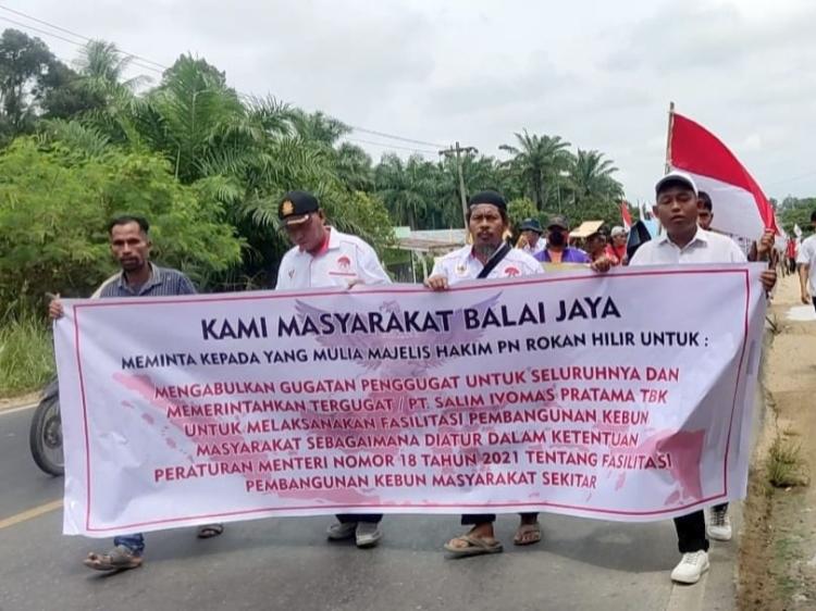 Gelar Upacara Rakyat di Rokan Hilir, Massa Almasri Jadikan Hari Kemerdekaan Momentum Lawan PT Salim Ivomas Pratama