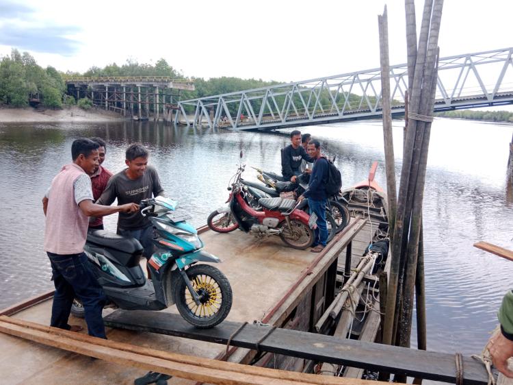 Jembatan Perawang Ambruk, Warga Meranti Terpaksa Bayar Rp 20 Ribu Sekali Menyeberang