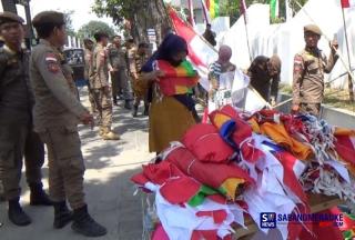 Pedagang Bendera Melawan Saat Lapaknya Ditertibkan Satpol PP Pekanbaru: Kami Bukan Cari Kaya!