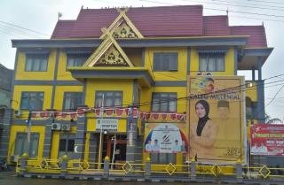 Baliho Caleg Anak Bupati Rohil yang Mejeng di Kantor Dinas PMPTSP Dicopot, Padahal Kabag Umum Klaim Bukan Aset Pemda