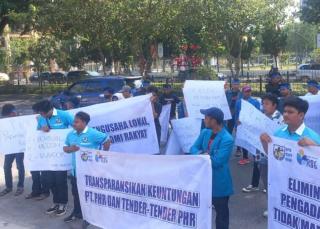 Bawa Pocong ke Kejati Riau, Massa KNPI Unjuk Rasa Dugaan Kejanggalan Proyek dan Desak Copot 2 Petinggi PT Pertamina Hulu Rokan