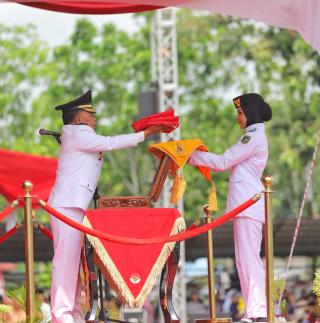 Asmar Pimpin Upacara HUT Kemerdekaan RI ke 78 di Selatpanjang, Pembawa Baki Silvi Putri Merasa Plong