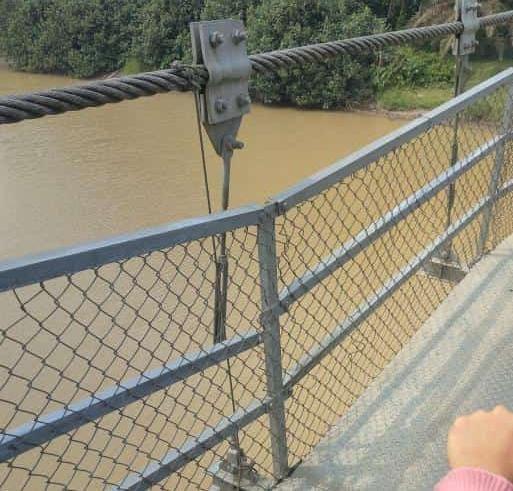 Berbahaya! Besi Kawat Jembatan Gantung Bukit Kauman Kuansing Rusak, Warga Minta Pemda Lakukan Perbaikan 