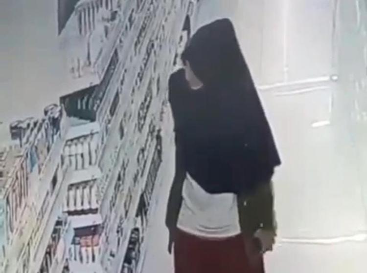 Detik-detik Wanita Berkerudung Terekam CCTV Mencuri di Supermarket Pekanbaru