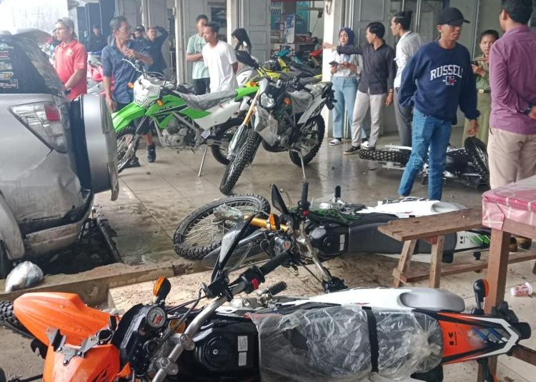 Ban Mobil Toyota Rush Pecah Lalu Hantam Showroom Sepeda Motor di Rokan Hilir, Begini Kondisinya