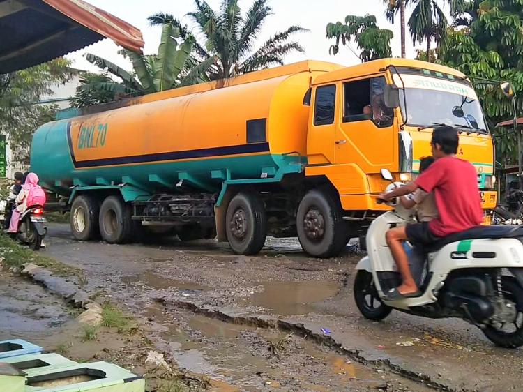 Drainase Rusak dan Jalan Hancur, Truk ODOL Tetap Bebas Melintas, Pemerintah Diminta Bertindak Tegas