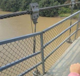 Berbahaya! Besi Kawat Jembatan Gantung Bukit Kauman Kuansing Rusak, Warga Minta Pemda Lakukan Perbaikan 