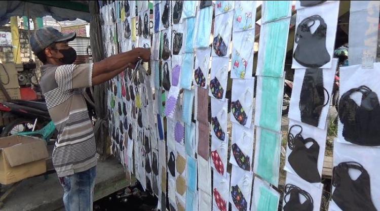 Omset Pedagang Masker Meningkat di Tengah Bencana Kabut Asap