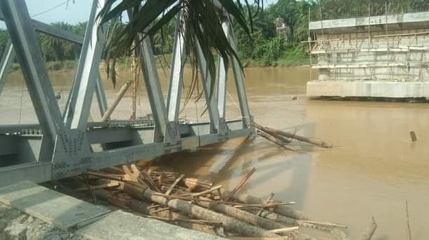 Jembatan SP III Sei Rokan Jaya Roboh Akibat Derasnya Arus Sungai Batang Labuh