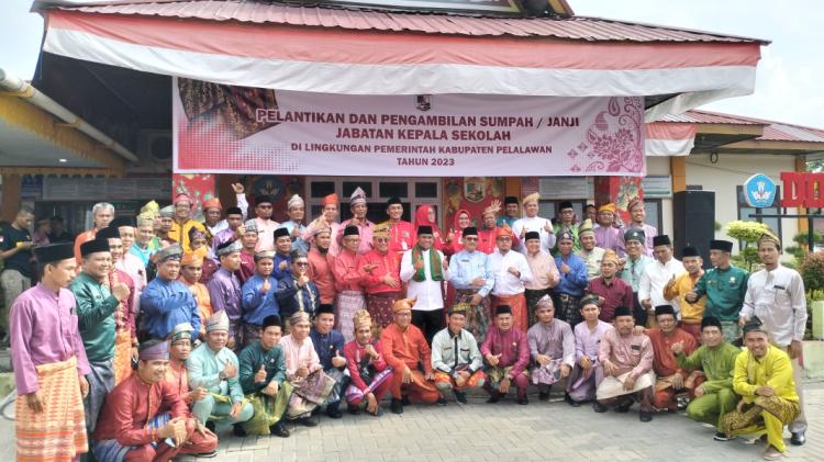 Pelantikan 120 Kepsek di Pelalawan Dituding Sarat Muatan Politik, Kenapa Ya?