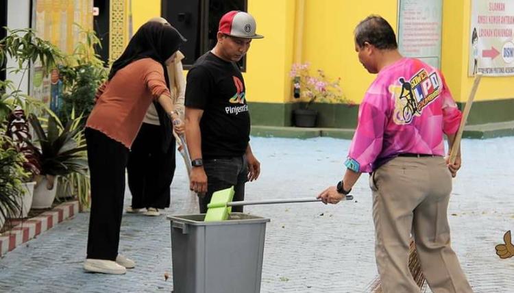 Tingkatkan Kebersamaan, Seluruh Pegawai Lapas Kelas IIA Pekanbaru Lakukan Gotong Royong