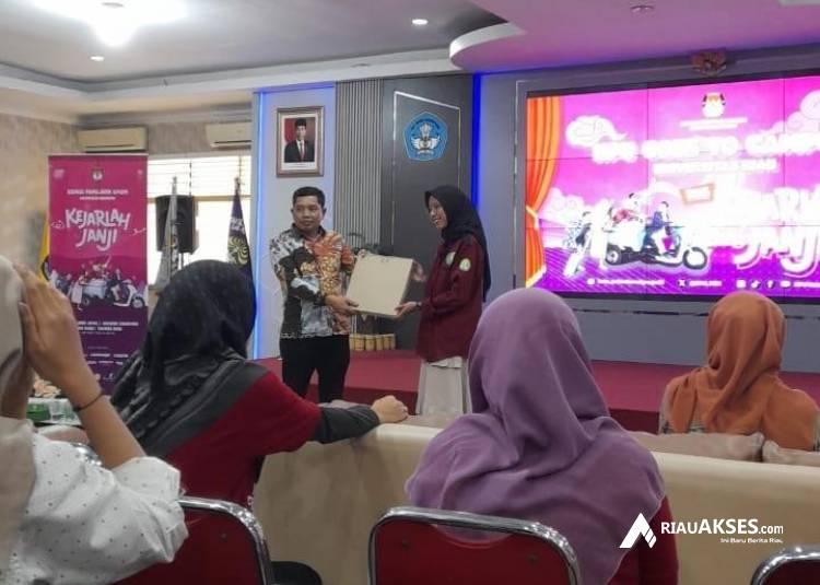 KPU Kota Pekanbaru  Sosialiasi Pemilu Lewat Nobar Film "Kejar Janji" Bersama Mahasiswa Universitas Riau