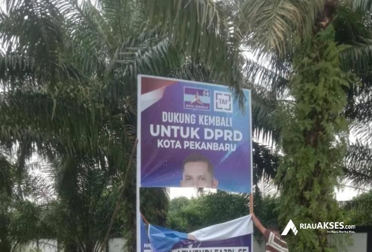 Main Kasar, Sejumlah Baliho Caleg Partai Demokrat Kota Pekanbaru Dirusak Orang Tak Dikenal