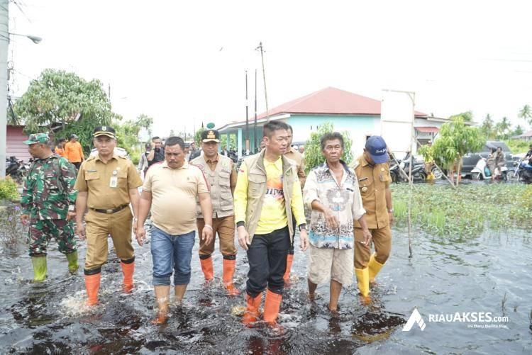 Status Siaga Darurat Banjir, Satgas DLH Rohil Lakukan Operasi Pembersihan Drainase di Jalan Kecamatan