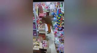 Aksi Emak - Emak Ngutil di Toko Terekam CCTV