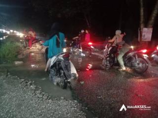 Tak Kunjung Dapat Perhatian Pemerintah, Kalistra Universitas Riau Akan Lakukan Gotong Royong Perbaikan Jalan Bangau Sakti