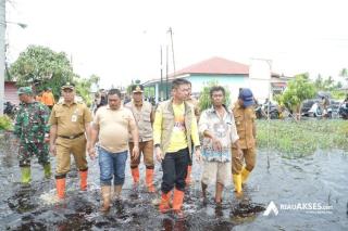 Status Siaga Darurat Banjir, Satgas DLH Rohil Lakukan Operasi Pembersihan Drainase di Jalan Kecamatan