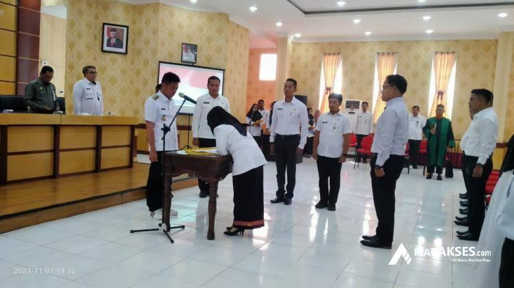 Bupati Afrizal Sintong Serahkan 34 SK Pengangkatan PPPK Tenaga Teknis Formasi 2022