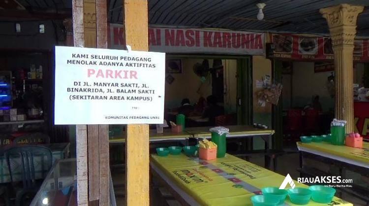 Tolak Rencana Penerapan Tarif Parkir di Area Kampus, Komunitas Pedagang UNRI Pasang Kertas Penolakan