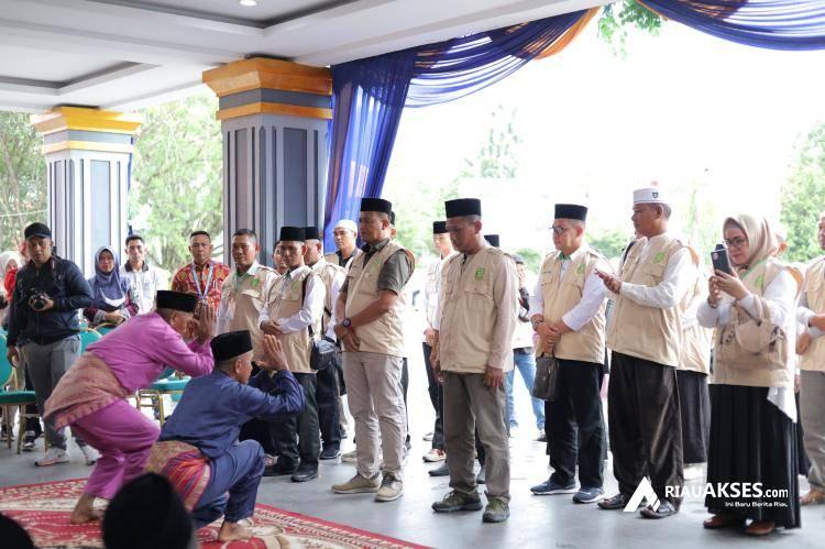 Tiba di Inhu, Kafilah MTQ Kepulauan Meranti Disambut Persembahan Silat 