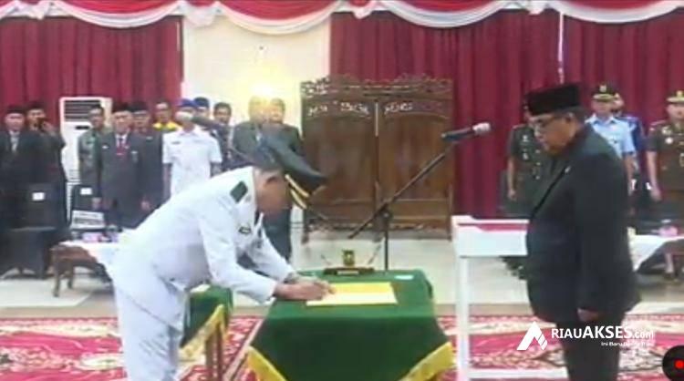 Resmi Dilantik, Ini Amanah Plt Gubri Untuk Pj Bupati Inhil Herman