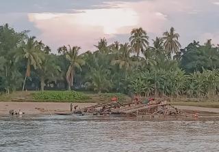 Aktivitas PETI Kembali Terjadi di Kuansing, Para Pelaku Kabur Dengan Menceburkan Diri ke Suangai Saat Petugas Tiba di Lokasi