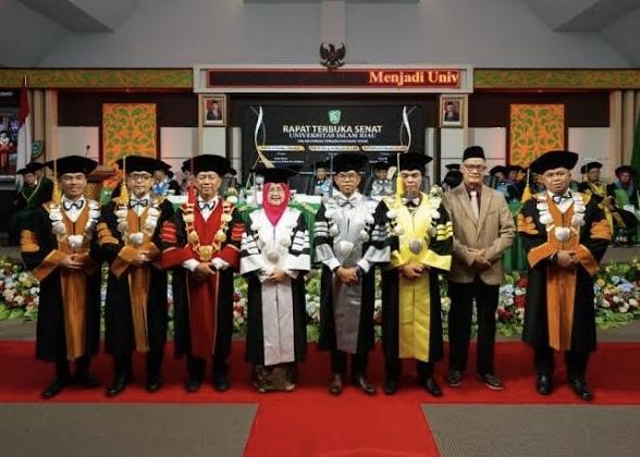 Menilik Profil Tiga Guru Besar UIR yang Baru Dikukuhkan, Salah Satunya Hobi Menulis