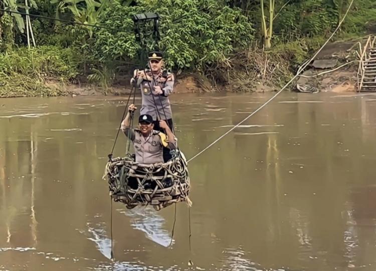 Pengabdian Tanpa Batas! Polisi di Rohul Susur Sungai Pakai ‘Keranjang Terbang’ Demi Sosialisasi Pemilu Damai