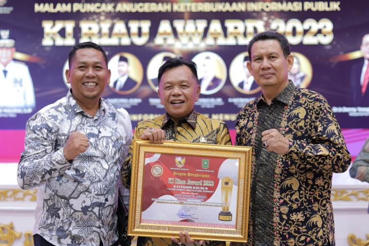 Sukses Implementasikan UU KIP, Plt Bupati Asmar Terima Penghargaan Khusus KI Riau Award 2023