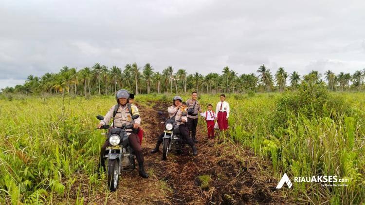 Keren! Personel Polsek Rangsang Bantu Antarkan Anak-anak Pulau Terluar Pergi ke Sekolah