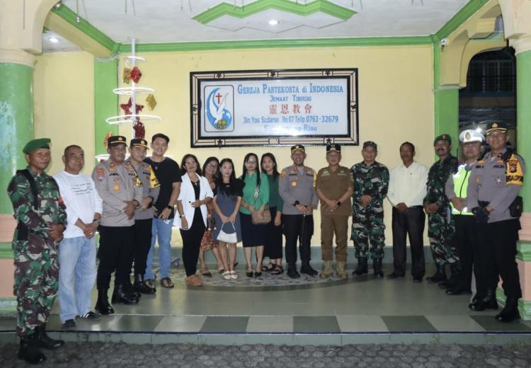 Safari ke Gereja dan Pos Pengamanan, Kapolres Bersama Plt Bupati Kepulauan Meranti Pastikan Natal Kondusif