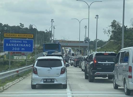 Dibuka Satu Jalur Selama Libur Nataru, Tol Bangkinang-XIII Koto Kampar Dipadati Kendaraan