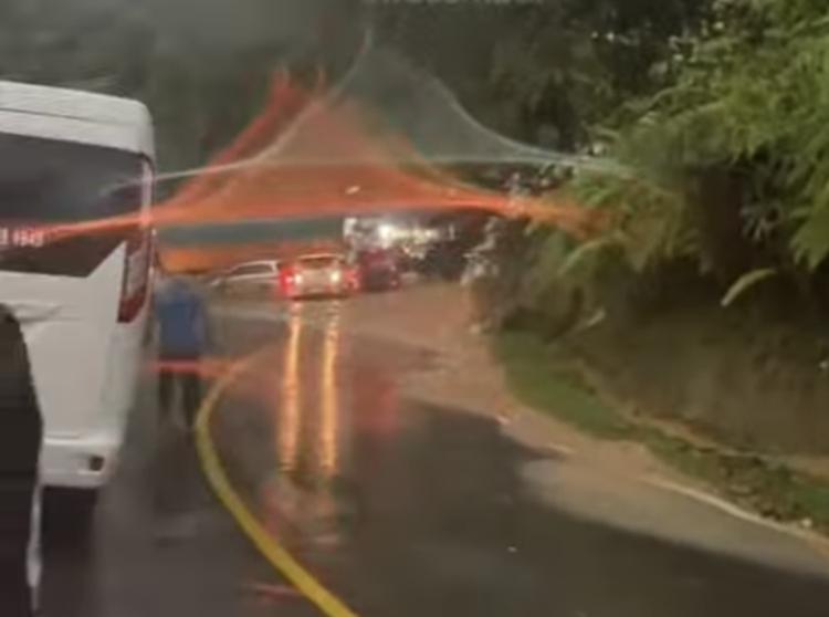 Jalan Lintas Sumbar-Riau Kembali Longsor, Kendaraan Roda 2 dan 4 Tak Bisa Melintas