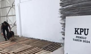 Kerahkan Dua Anjing Pelacak, Polisi Sterilisasi Gudang Logistik KPU Pekanbaru
