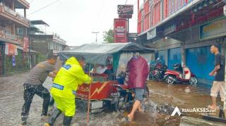 Kapolres Kepulauan Meranti Turun Langsung Pantau Kondisi Banjir, Dorong Motor Mogok Hingga Bersihkan Selokan